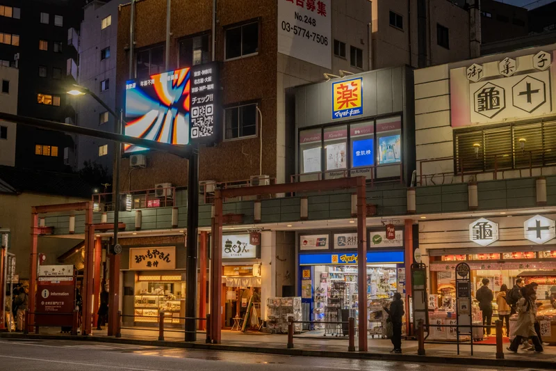 Shops along Kaminarimon-dori Street